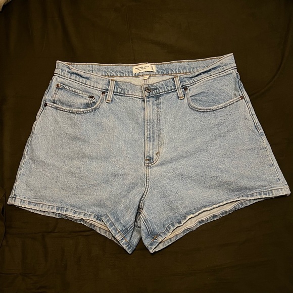 Abercrombie & Fitch Curve Love 4” Mom Short - Picture 1 of 4